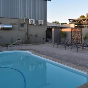 Quiver Inn Guesthouse: swimming pool and patio