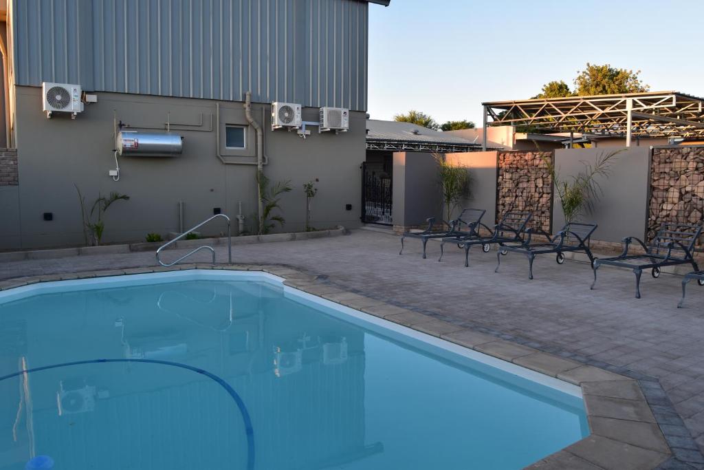 Quiver Inn Guesthouse: swimming pool and patio