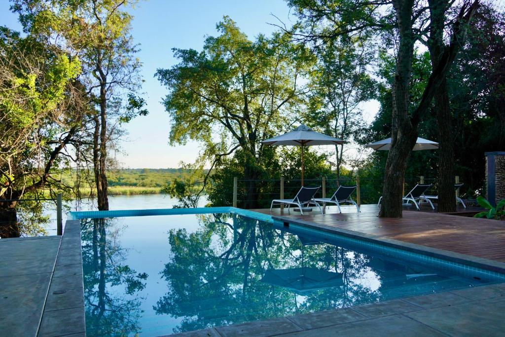 RiverDance Lodge: swimming pool overlooking the river