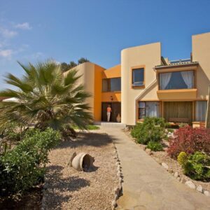 Sandcastle Apartments Swakopmund: edificio de apartamentos con una palmera