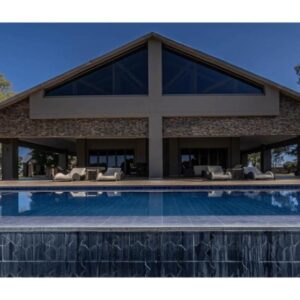 Sandune Game Lodge: lodge building and swimming pool