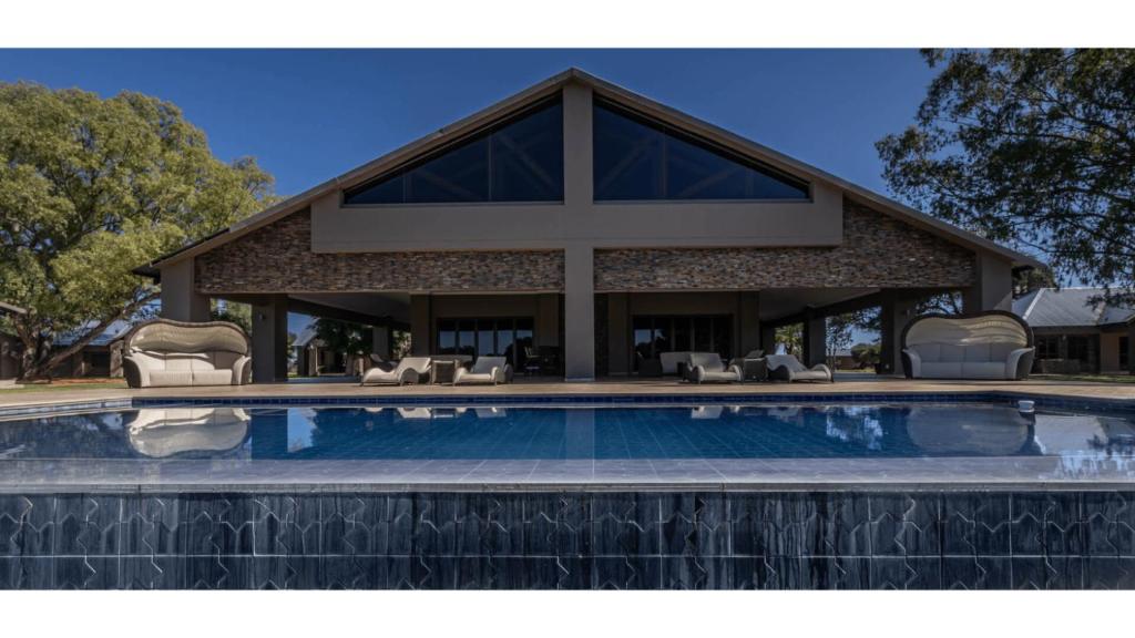Sandune Game Lodge: lodge building and swimming pool