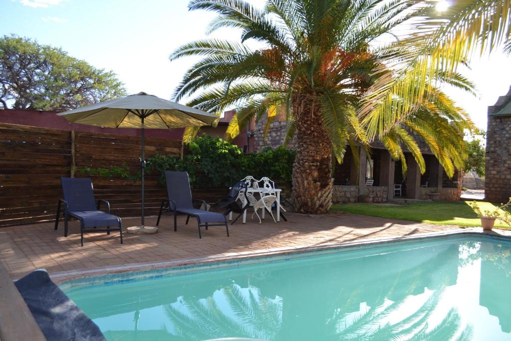 Savanna Guest Farm: swimming pool and garden seating