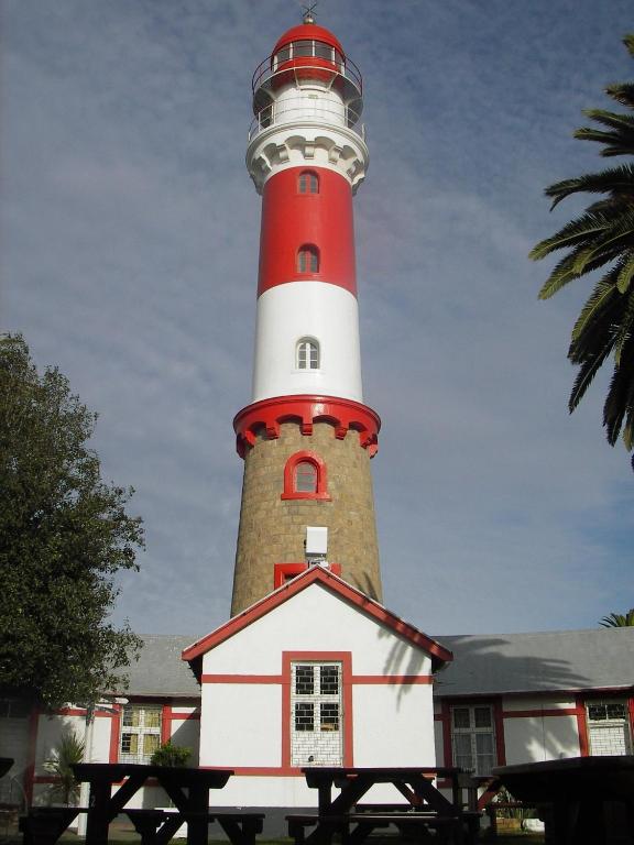 Sea Wind Self Catering Cottages Swakopmund: cottages beside the Swakopmund lighthouse