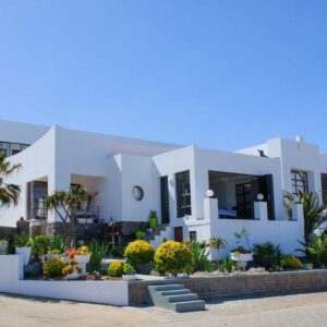 Shark Island Guesthouse Luderitz: white guesthouse exterior