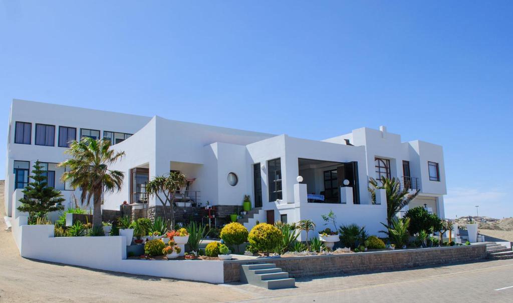Shark Island Guesthouse Luderitz: white guesthouse exterior