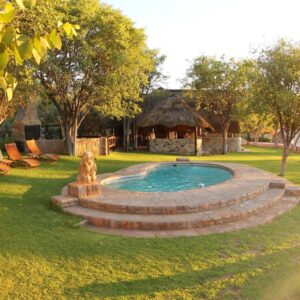 Sophienhof Lodge: swimming pool and thatched gazebo in the grounds