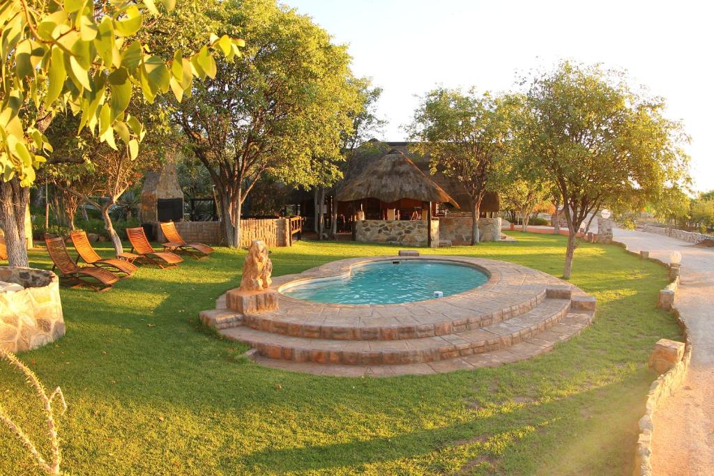 Sophienhof Lodge: swimming pool and thatched gazebo in the grounds