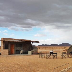 Sossus Oasis Campsite: campsite building and tent in the desert