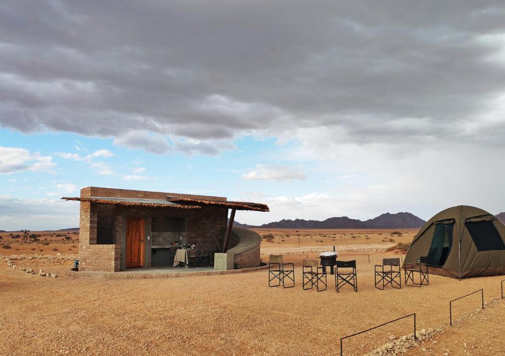 Sossus Oasis Campsite: campsite building and tent in the desert