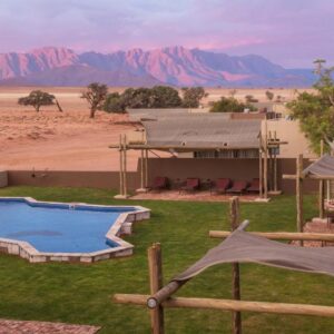 Sossusvlei Lodge Sesriem: lodge and swimming pool in the desert