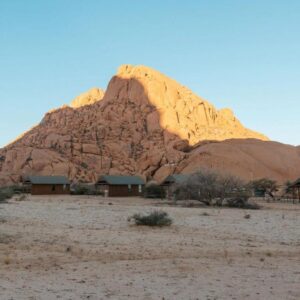 Spitzkoppe Cabin Camp: cabin below the Spitzkoppe massif