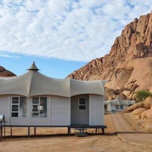 Spitzkoppen Lodge: lodge chalet in the desert below the mountain