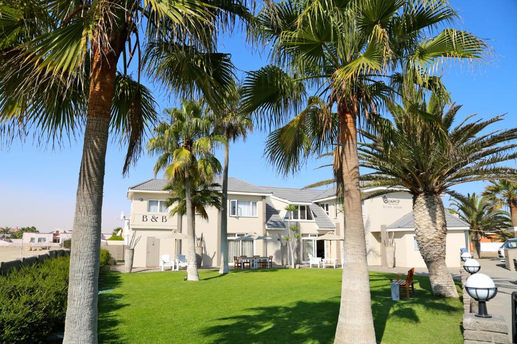 Stay @ Swakop, Swakopmund: guesthouse with palm trees