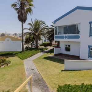 StayBOL Luxury Sea View Apartment, Swakopmund: house and yard