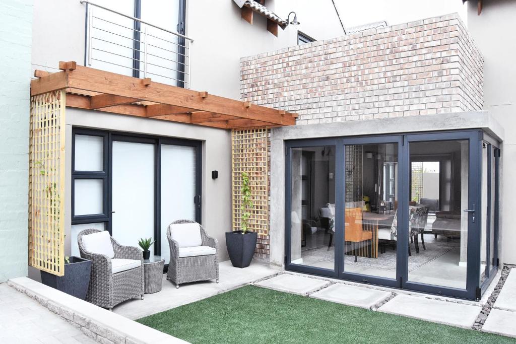 Stella Maris 3 Self-catering Swakopmund: patio seating and lawn