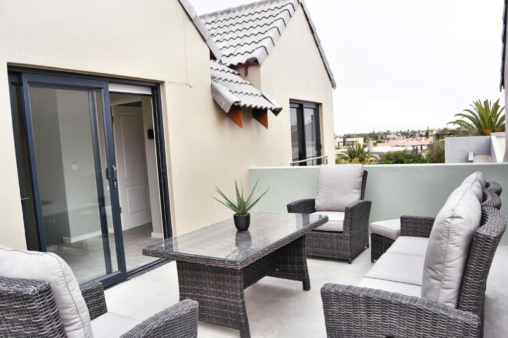 Stella Maris 4 Self-Catering, Swakopmund: balcony patio with table and chairs
