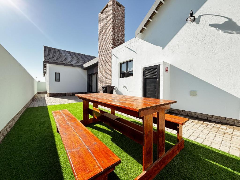 Swakop-Mint 11, Swakopmund: garden table on the lawn