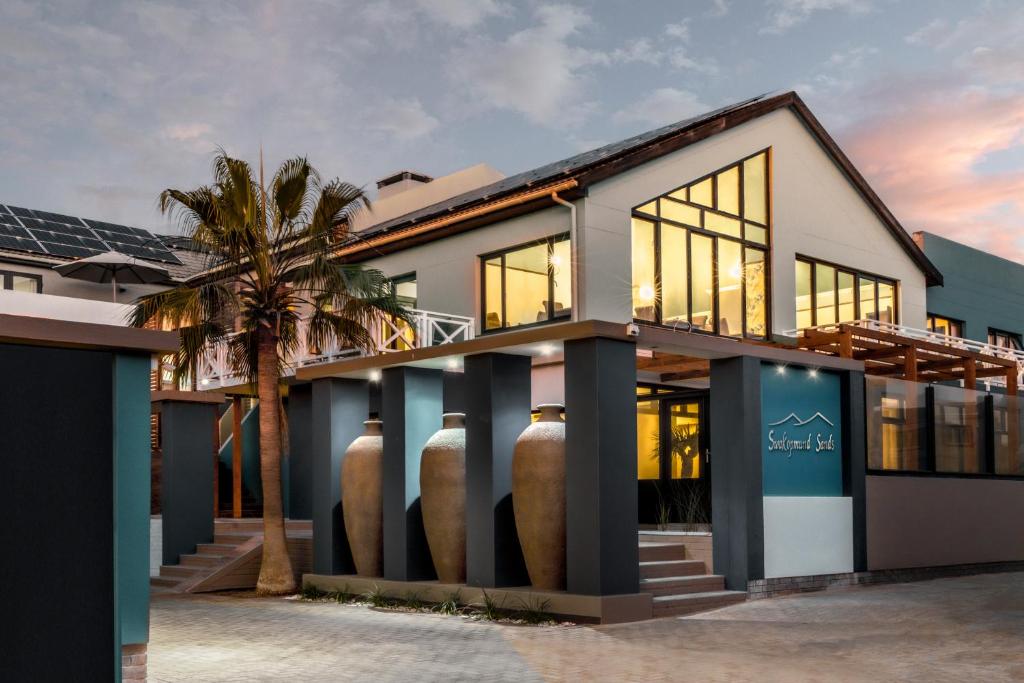 Swakopmund Sands Hotel: property exterior with palm tree