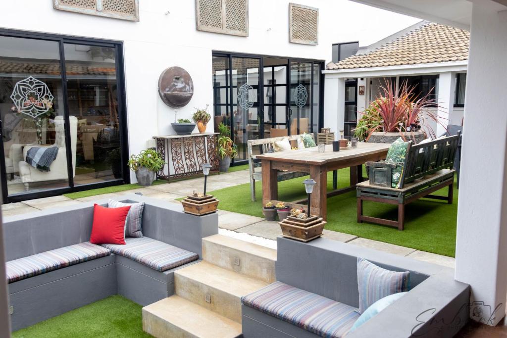The Rez Guesthouse, Walvis Bay: zona de estar no pátio coberto