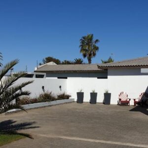 Tiende Laan Bed and Breakfast Walvis Bay: house exterior with palm tree