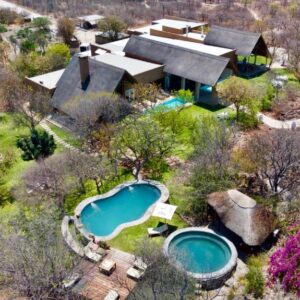 Toshari Lodge Okaukuejo: aerial view of the lodge and swimming pool