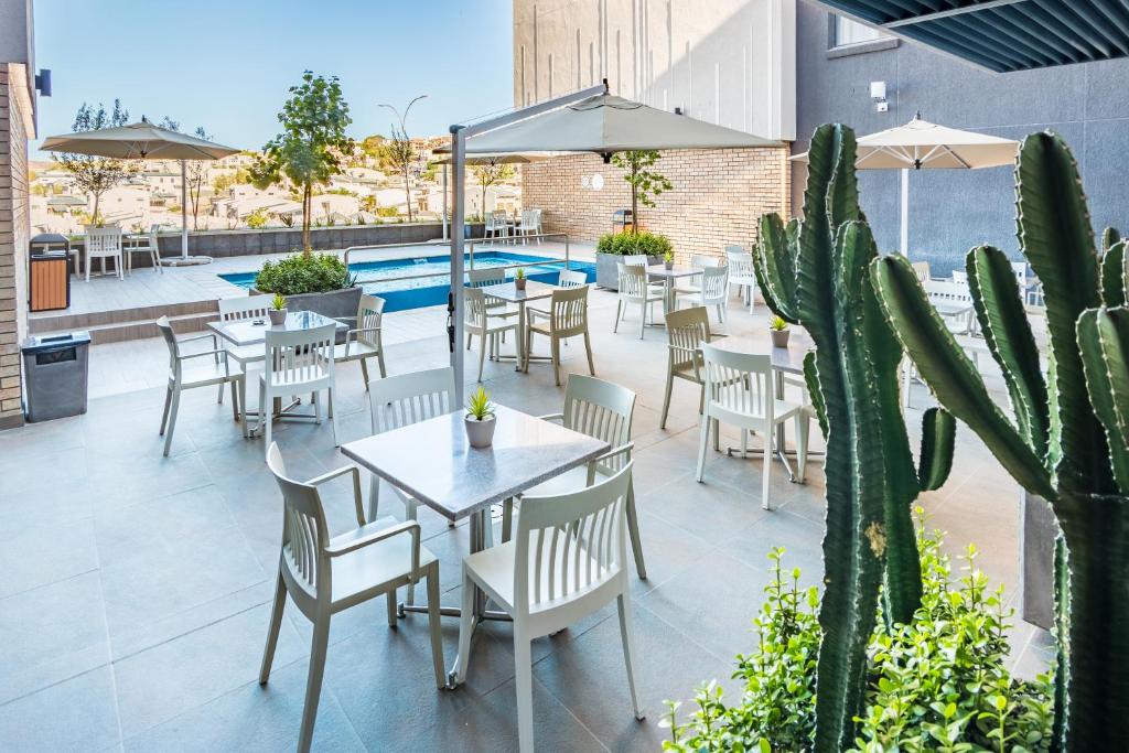 Town Lodge Windhoek: poolside patio with tables and chairs