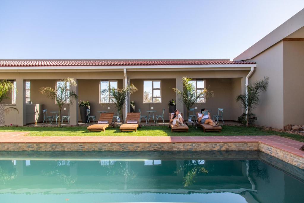 Ugab Game Farm and Lodge: piscina junto al lodge
