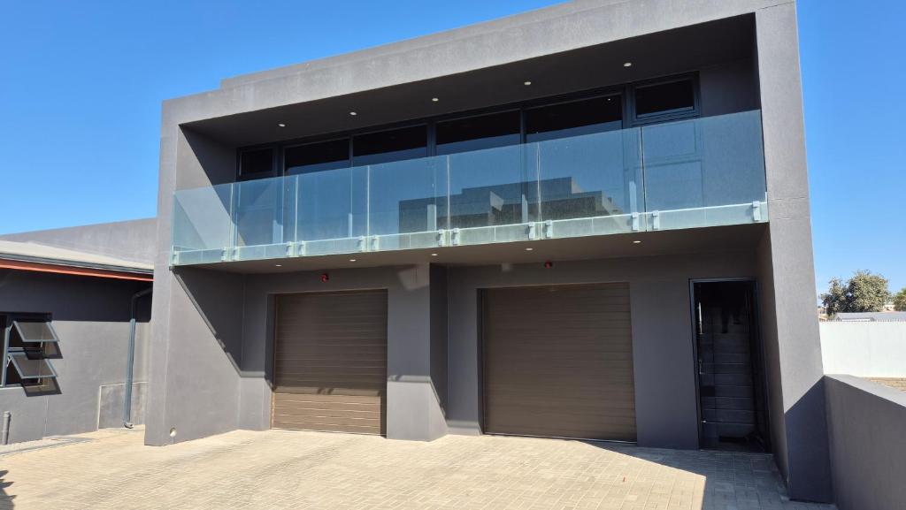 UGAB Stays, Swakopmund: building exterior with balcony