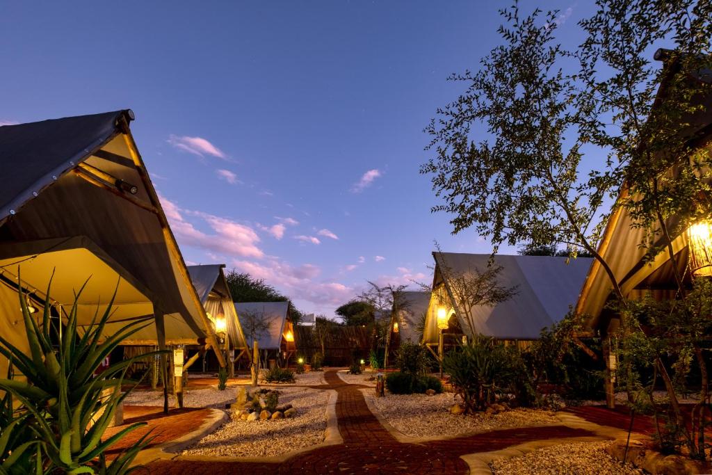 Urban Camp, Windhoek : bâtiments du camp éclairés la nuit