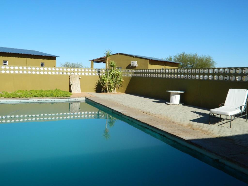 Vastrap Guest Farm: swimming pool beside the farmhouse