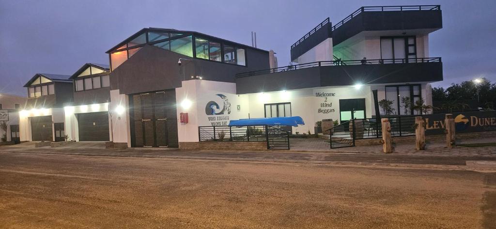 Walvis Bay Wind Beggars: building on the street frontage