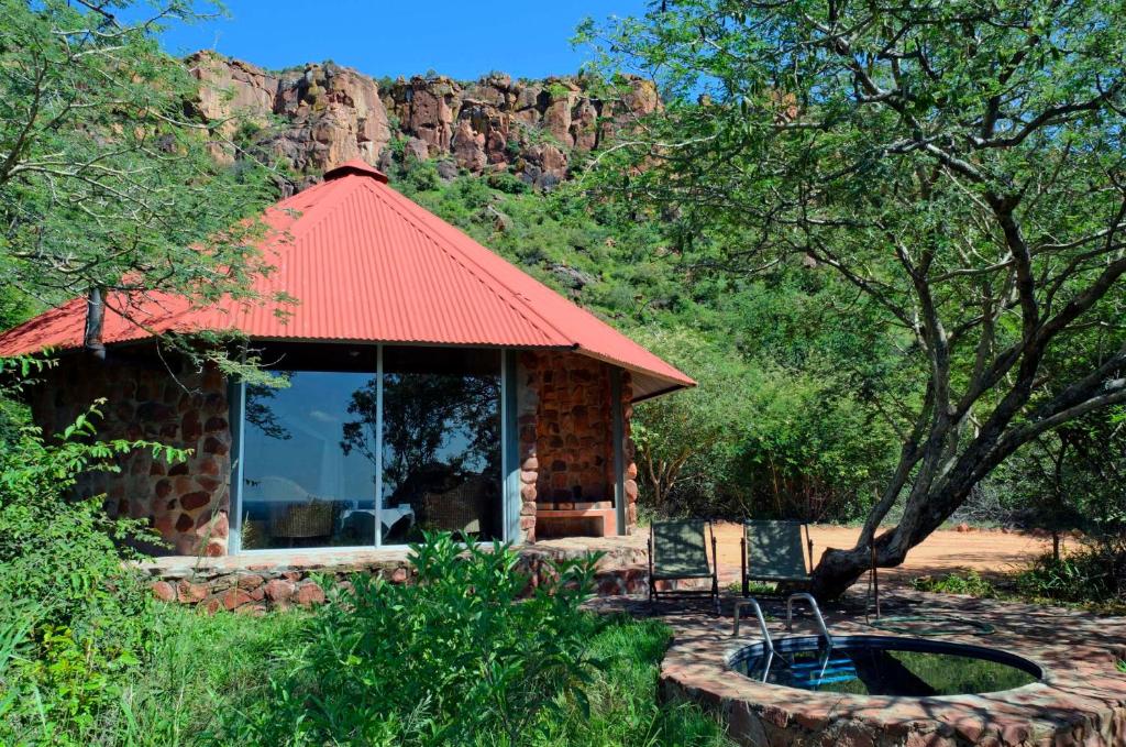 Waterberg Wilderness Lodge: lodge chalet and pool