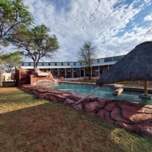 West Nest Lodge: swimming pool beside the lodge