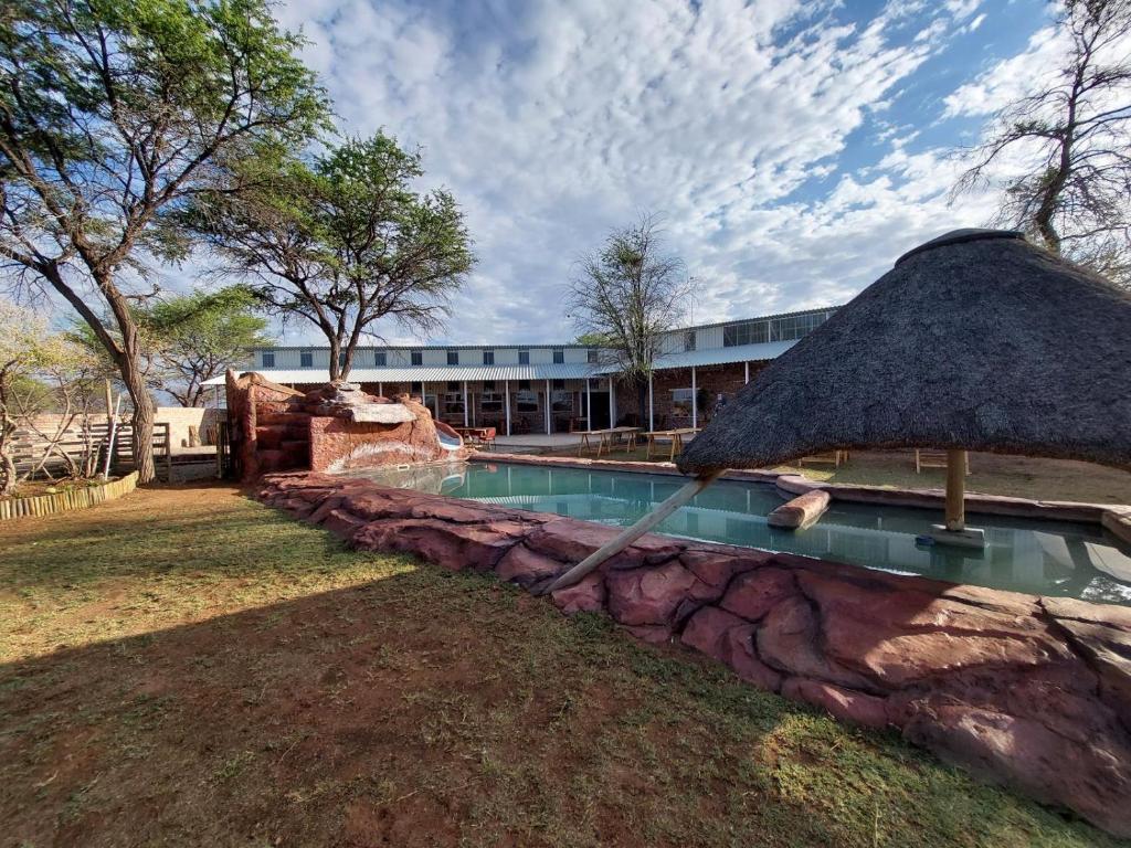 West Nest Lodge: swimming pool beside the lodge