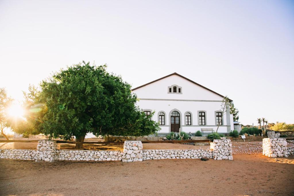 White House Guest Farm: white farmhouse exterior